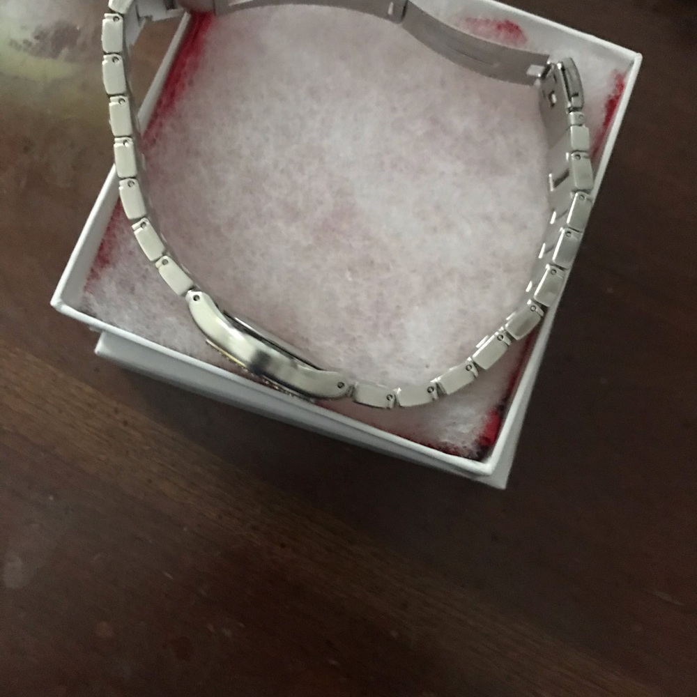 Beautiful Women’s Precision Quartz Gruen Watch NWOT! - Picture 5 of 5